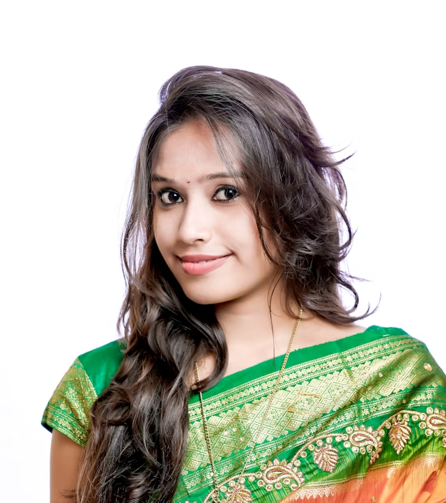 Sophia, 31 - Graphic Designer